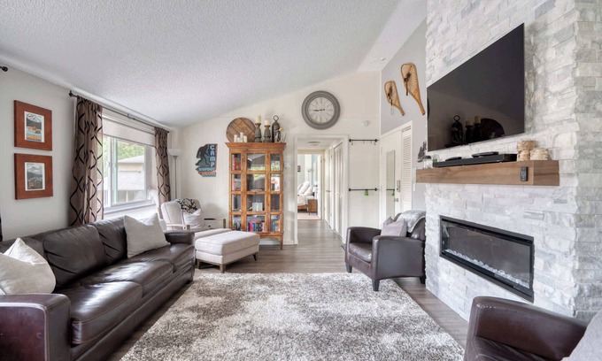 Welches Condominio | Mt Hood Village Condo - Cozy Retreat with Fireplace!
