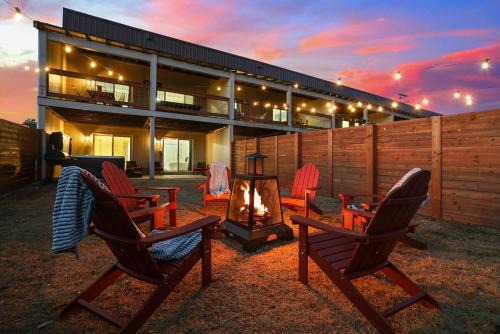 Custer Apartamento | Fireside Haven - Hot Tub & Downtown Walkable