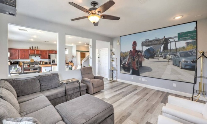 Rhodes Ranch Casa | Firewood | 15 min to Strip, Full Kitchen, King Bed