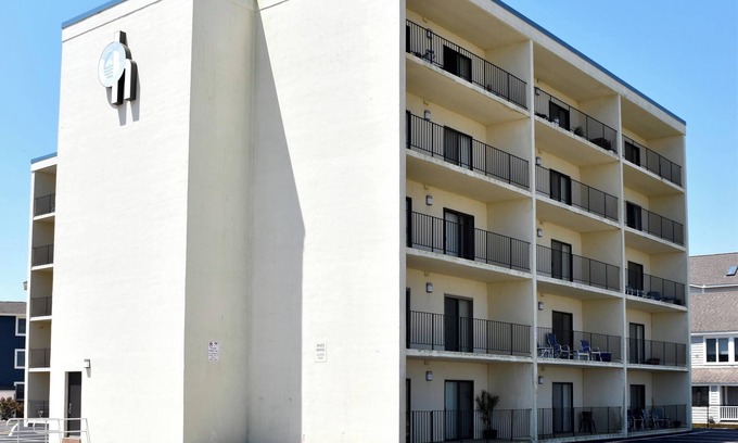 Lewes Condominio | First Floor Bay Front Condo