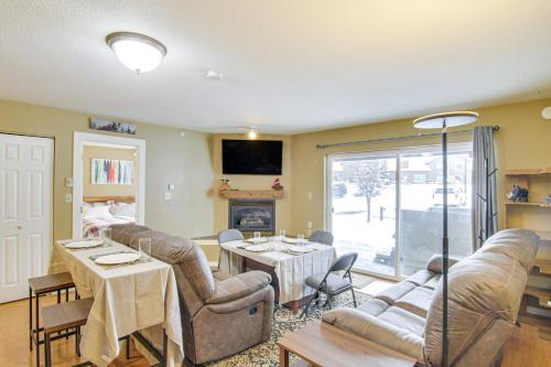 Big Sky Apartamento | First-Floor Big Sky Condo with Hot Tub!