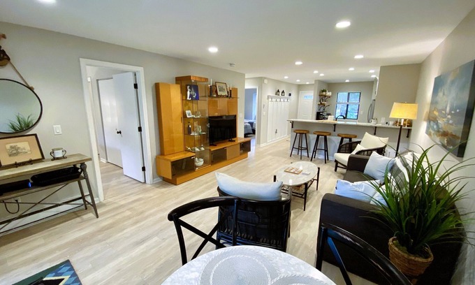 Brewster Condominio | First Floor Eaton Condo, renovated kitchen with new appliances in picturesque Ocean Edge Resort.