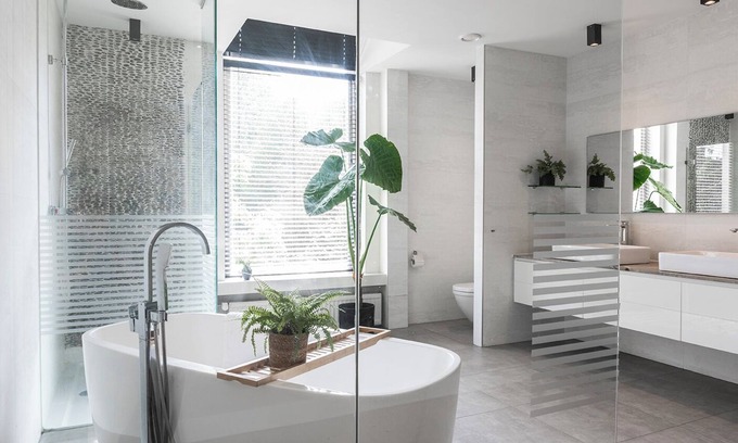 Centrum Apartamento | Suite en el primer piso, 35m², baño en suite con bañera y ducha de lluvia.