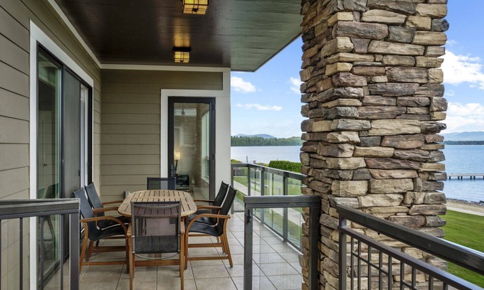 Sandpoint Condominio | Seasons at Sandpoint - Corner Condo w / Rare Access from Lanai