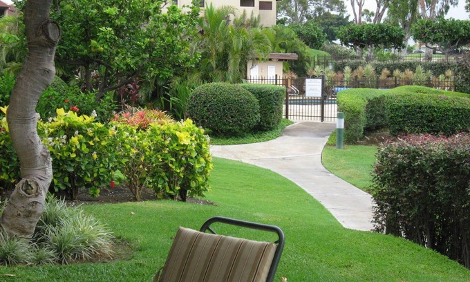 Waikoloa Condominio | Primera planta-a pie de piscina, barbacoa y jacuzzi. Campo de golf de la fachada. Paraíso