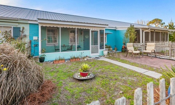 Lanark Village Cabaña | Fish, Boat, Play with a cute comfy place to stay!