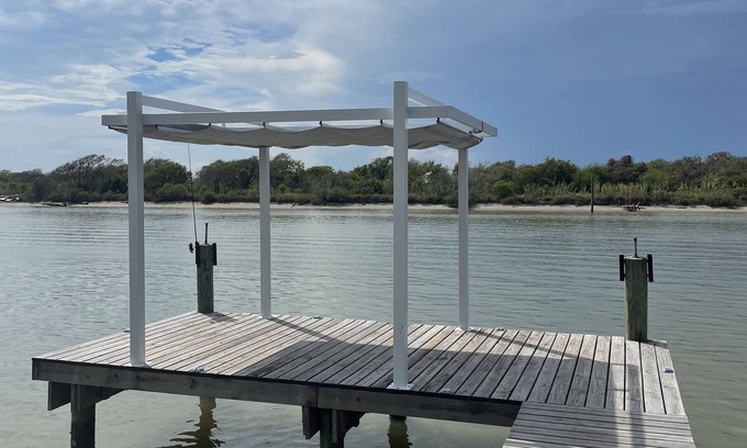 Elmaton Casa | Fish from your private dock on the Colorado River at Bay Bandits’ Hideaway!