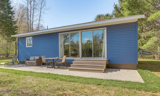 Paris Cabina | Fish & Hike: Riverfront Cabin in Paris
