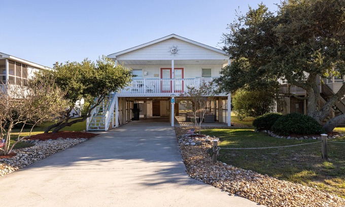 Nags Head Cabaña | Fish Wish Cottage (MP 10): Centrally Located to Everything OBX!