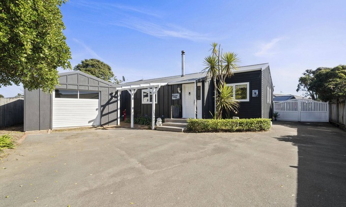 Waikanae Casa | Fisherman’s Cottage - Waikanae Beach
