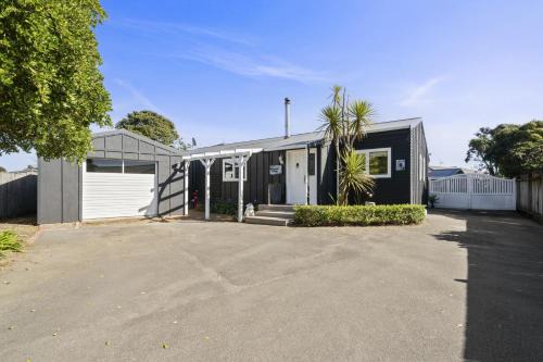 Waikanae Casa | Fishermans Cottage - Waikanae Beach