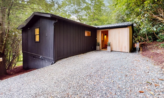 Newland Cabaña | Fishing Cabin | Dog-friendly cottage in Newland with pool, golf, fishing, grills