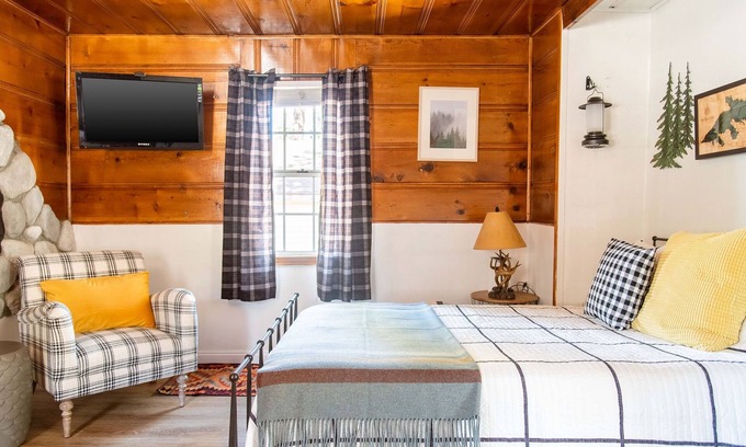 Big Bear Lake Cabina | Fishing Lodge Cabin 2 at Lakewood Cabins w/ EV Charging