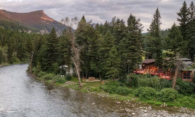 Gallatin Gateway Cabina | Fishing on the Gallatin River from back yard or Ski Big Sky just 20 minutes away