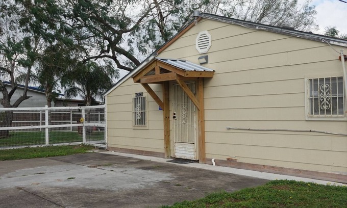 Arroyo City Cabaña | FISHING THEME COTTAGE; WATERFRONT FISHING PIER!