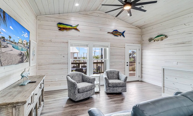 Palm Harbor Casa | Fishtastic Sp103 4 Bedroom Home by RedAwning