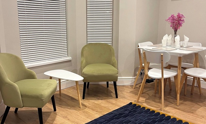 Queens Quarter Apartamento | Fitzroy Avenue Apartment Accommodate up to 5guests