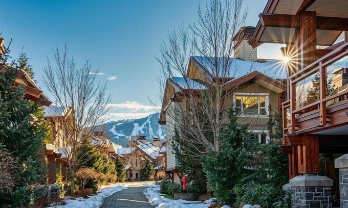 Whistler Chalet De Esquí | Fitzsimmons Walk 39 | Walk to village, hot tub, modern, flexible bedding