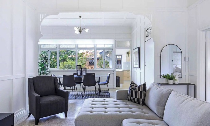 St. Lucia Casa | Five-Bedroom Heritage Home Close to Brisbane River & CBD - Pet Friendly