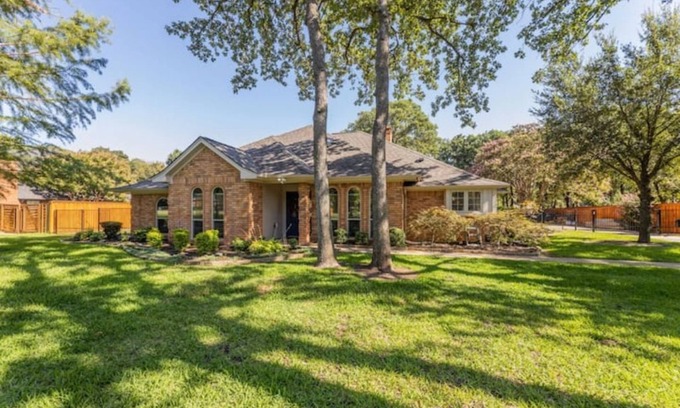 Westlake Casa | Five bedroom & three bathroom .69 acres with hot tube seats 8. 12 miles from DFW