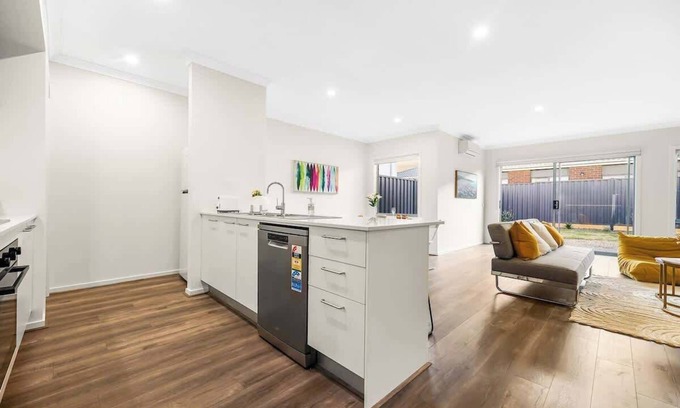 Clyde North Casa | Five Farms Estate - Contemporary 4BR Townhouse