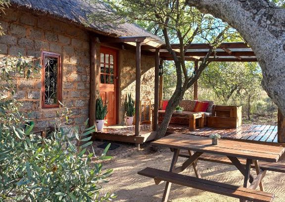 Tshwane Chalet De Esquí | Five Pebbles on Piece of Africa