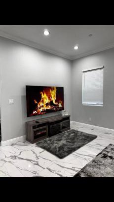 Bloomington Apartamento | FIVE STAR- Your Home Away From Home