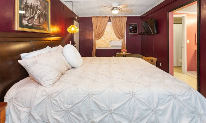 Watertown Apartamento | FL Springs King Hideaway, Jacuzzi Tub