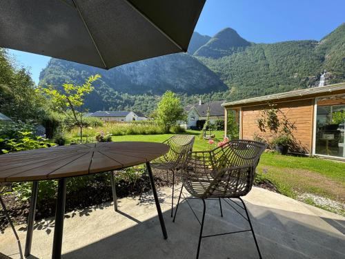 Flam Chalet De Esquí | Flåm Tinyhouse with a Waterfall View