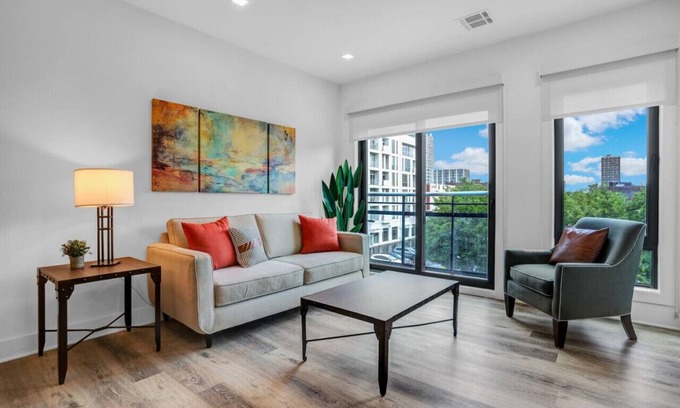 Newark Apartamento | Flamboyant 1BR Near EWR w/ Gym