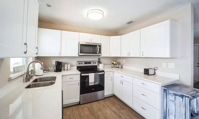 Apollo Beach Casa | Flamingo 3BR Retreat |Pool |Backyard |BBQ Grill