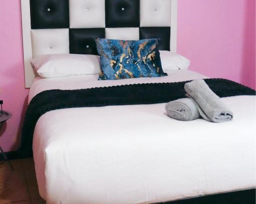 Esikhawini H Cama Y Desayuno | Flamingo B&B