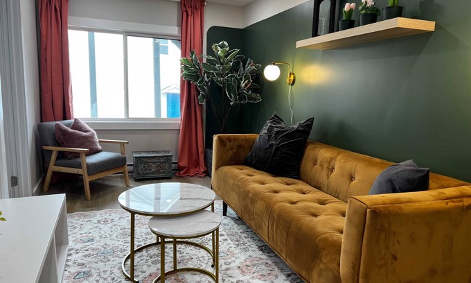Downtown Apartamento | Flamingo Jungle: Tropical-Themed Getaway