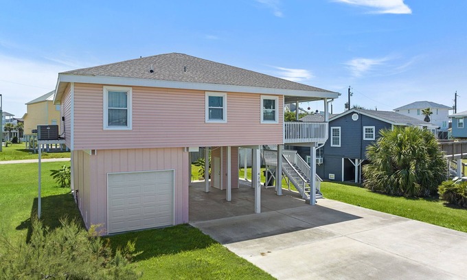 Pirates Beach Casa | Flamingo's Nest 2/2 beachside in Palm Beach - 2 minute walk to beach!