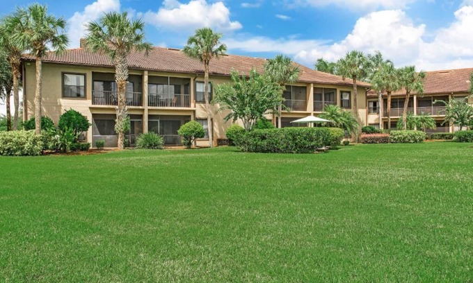 Solivita Condominio | Condominio familiar con piscina al aire libre compleja, WiFi, área de juegos y más.