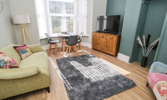 Deganwy Cabaña | FLAT 1A MONA HOUSE, pet friendly, country holiday cottage in Deganwy