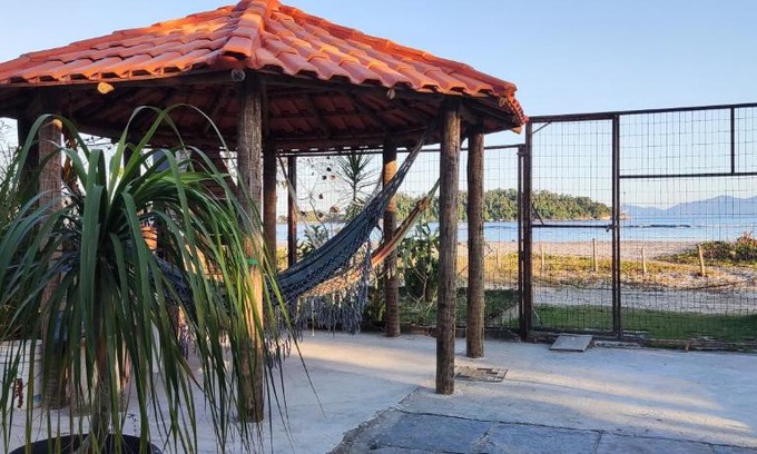 Mambucaba Apartamento | Flat com portão na Praia