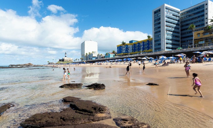 Barra Apartamento | Flat on Farol da Barra beach with swimming pool, air conditioning and garage