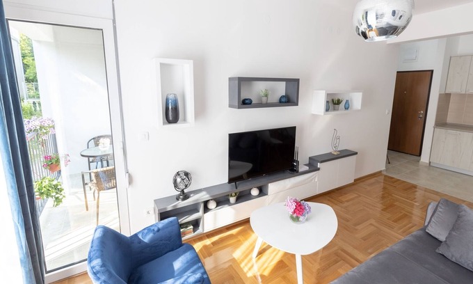 Velji Vinogradi Apartamento | Flat w Balcony 3 min to Beach Near Budva Old Town