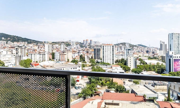 Kartal Apartamento | Flat w Shared Pool and Garden 15 min to Coast