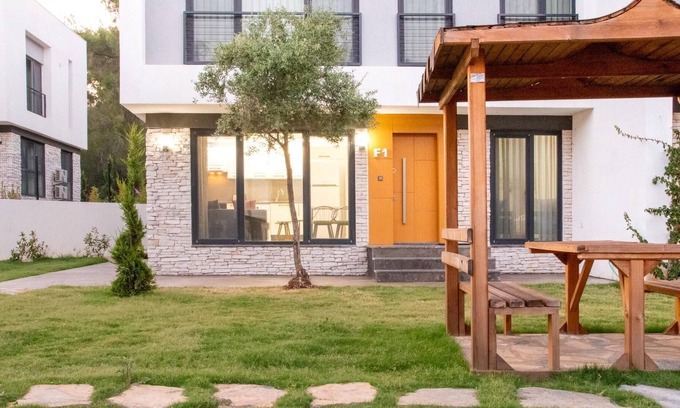 Milas Apartamento | Flat w Spacious Garden 5 min to Beach in Milas