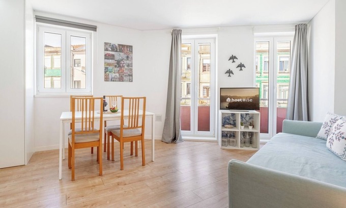 Campanha Apartamento | Flat With Free Private Parking - Bright and Cozy