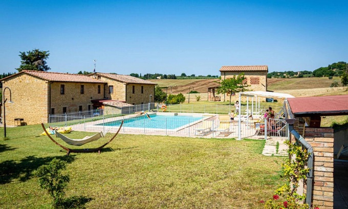 Pomarance Apartamento | Flat with private veranda,shared pool,quiet location for a relaxing holiday,sl 6