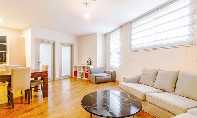 Kagithane Apartamento | Flat with stylish wooden furniture 5 min to Kanyon