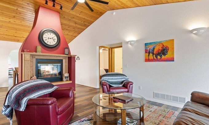 Woods Bay Casa | Flathead Lake Retreat-Walk to the lake!