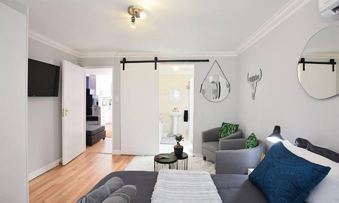 Parklands Apartamento | Flatlet 2.1km from Iconic Blaauwberg Beach