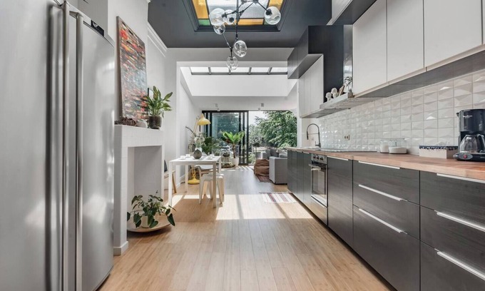 Halle Casa | FlemisHome Spacious Getaway – Free Parking, Garden, Terrace, Great Location"