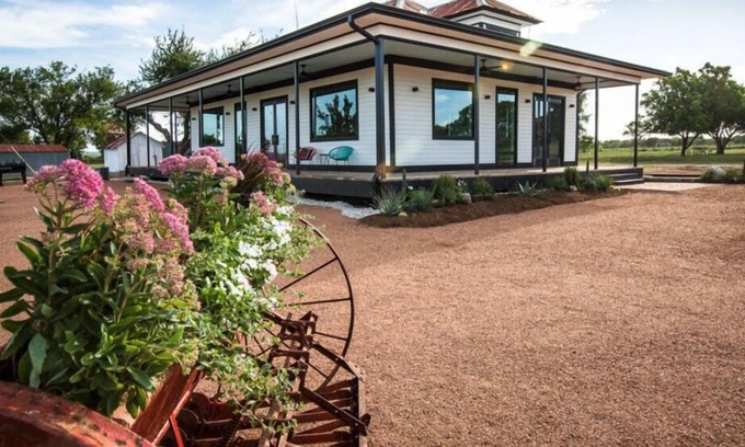 Garfield Otro | Flex Farmhouse - F1 - Airport - Tesla - Bastrop. Glamping Options