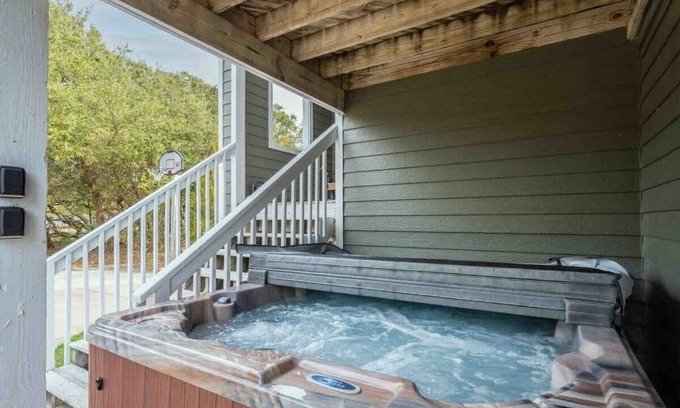 Colington Casa | Flexible Stays & Hot Tub!