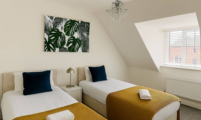 Leavesden Casa | Flexistay hub at Potter studios (Double Room with Private Bathroom)